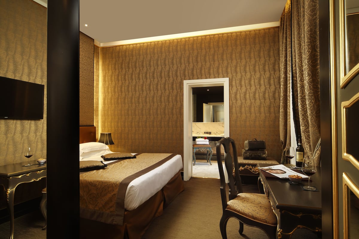 Minibar, in-room safe, soundproofing, WiFi (free)