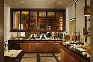 Morgunverðarhlaðborð daglega (15 EUR á mann)