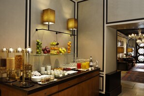 Daily buffet breakfast for a fee - Aqua Palace Hotel (Venice)