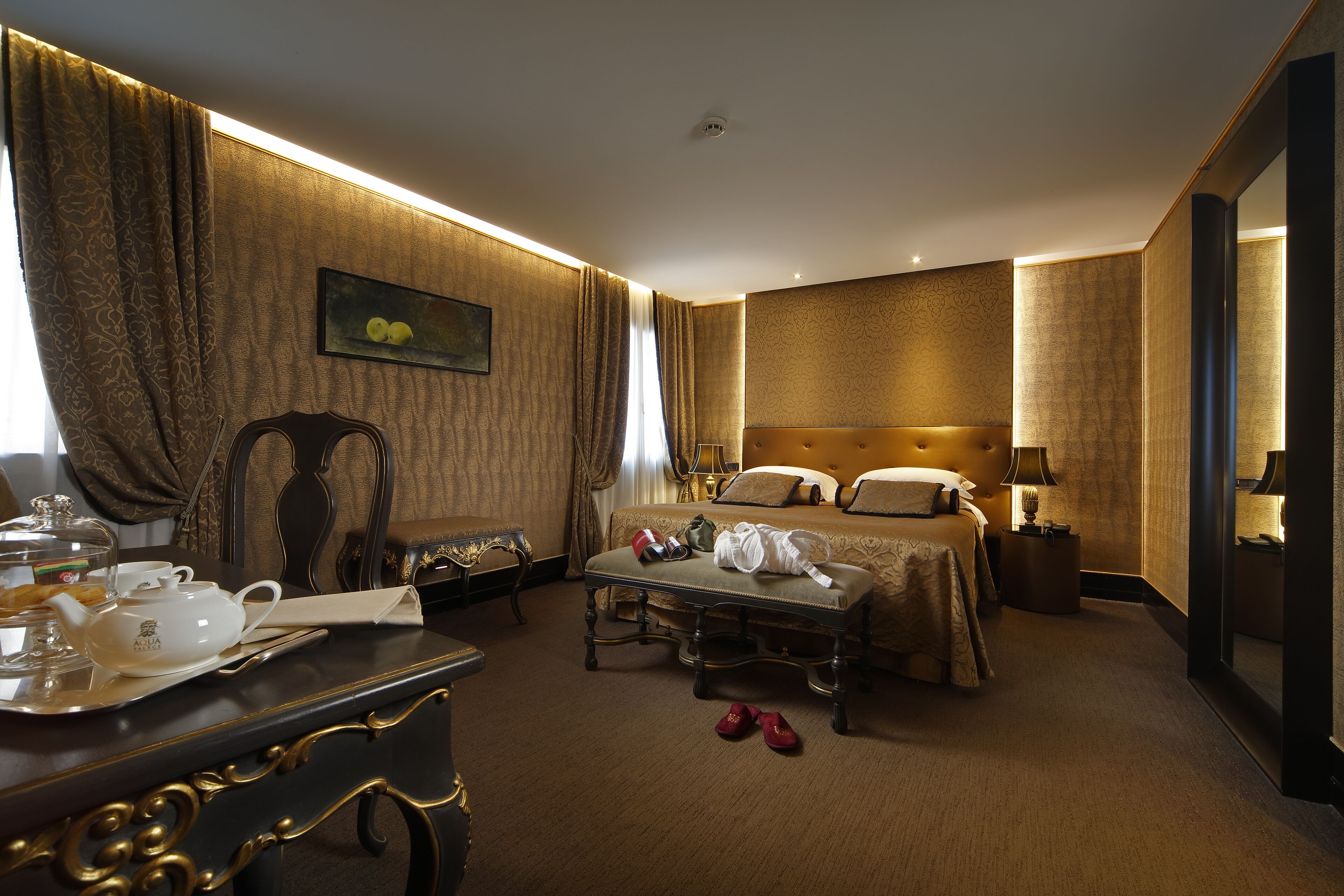 junior suite, canal view | minibar, in-room safe, soundproofing, free wifi