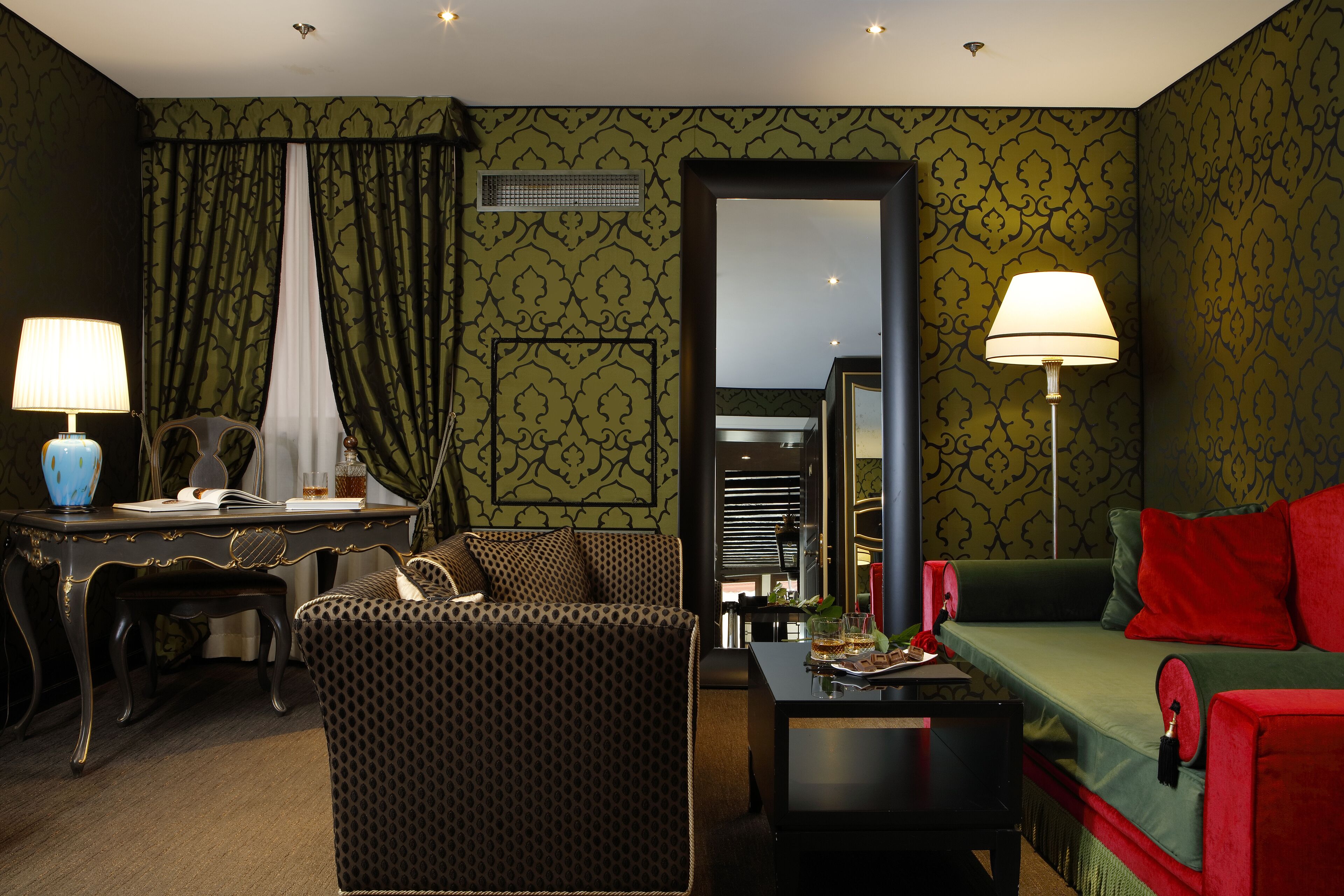 suite | living area | lcd tv