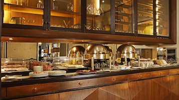 Tägliches Frühstücksbuffet (15 EUR pro Person)