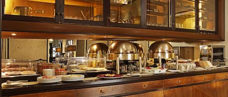 Petit déjeuner buffet (15 EUR par personne)