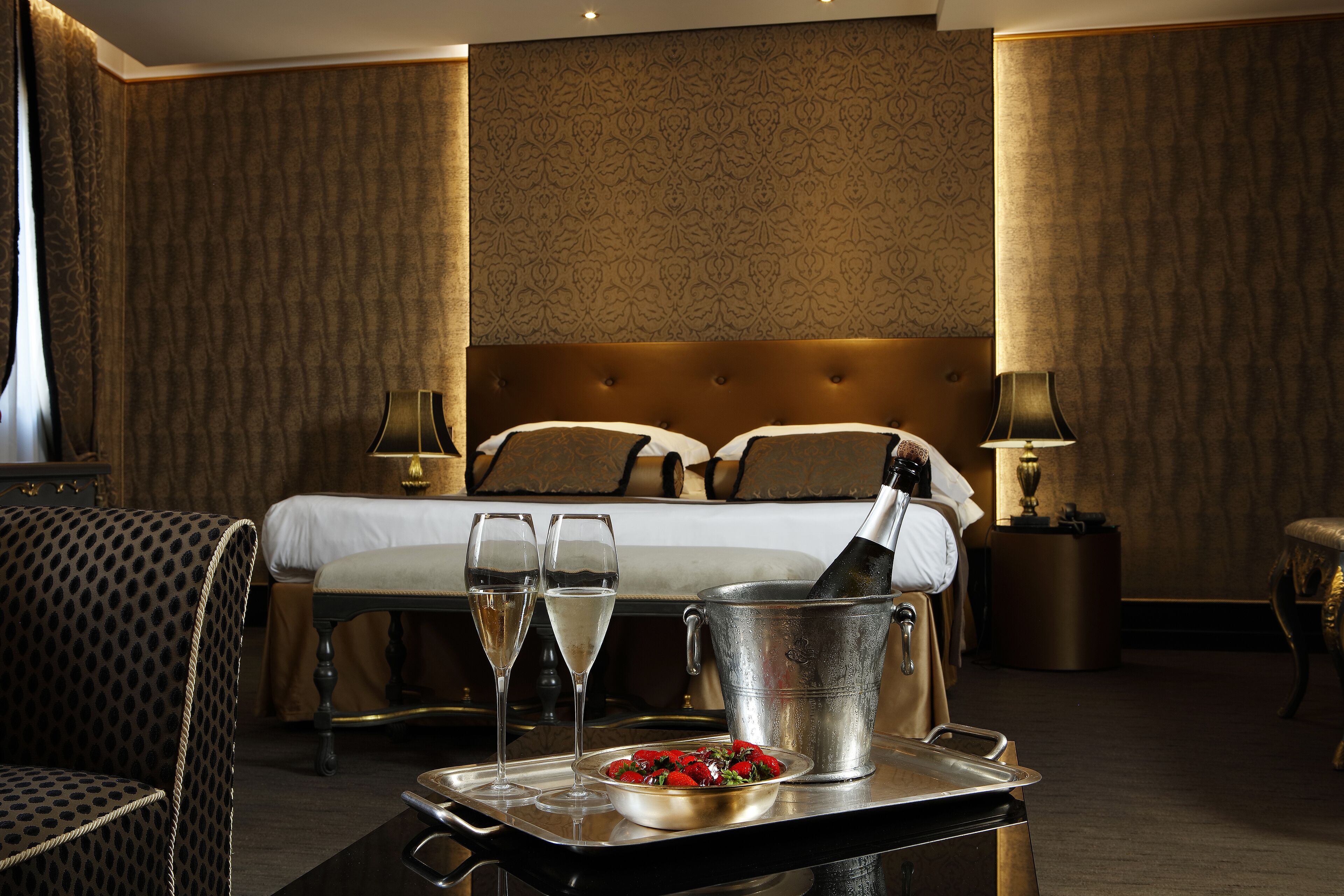 suite, canal view | minibar, in-room safe, soundproofing, free wifi