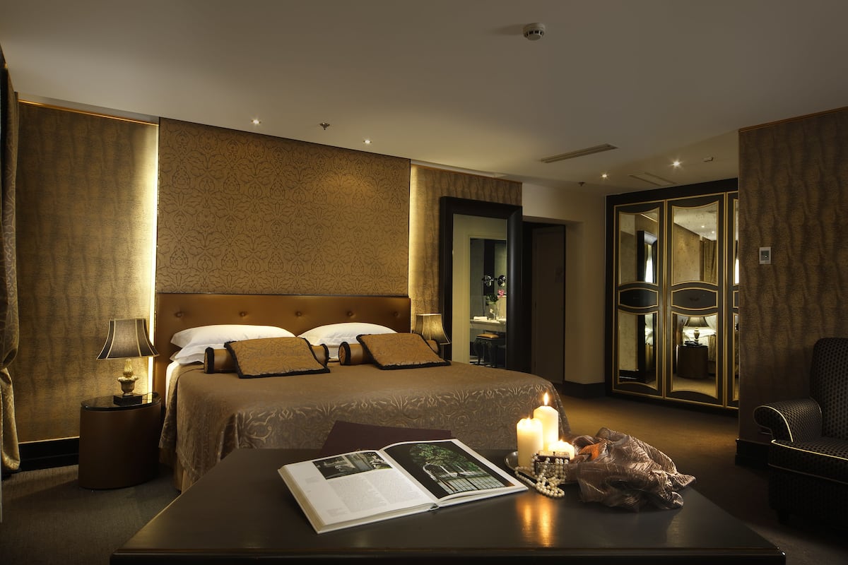 Minibar, in-room safe, soundproofing, WiFi (free)