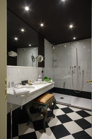 Eco-friendly toiletries, hair dryer, bathrobes, slippers - Aqua Palace Hotel (Venice)