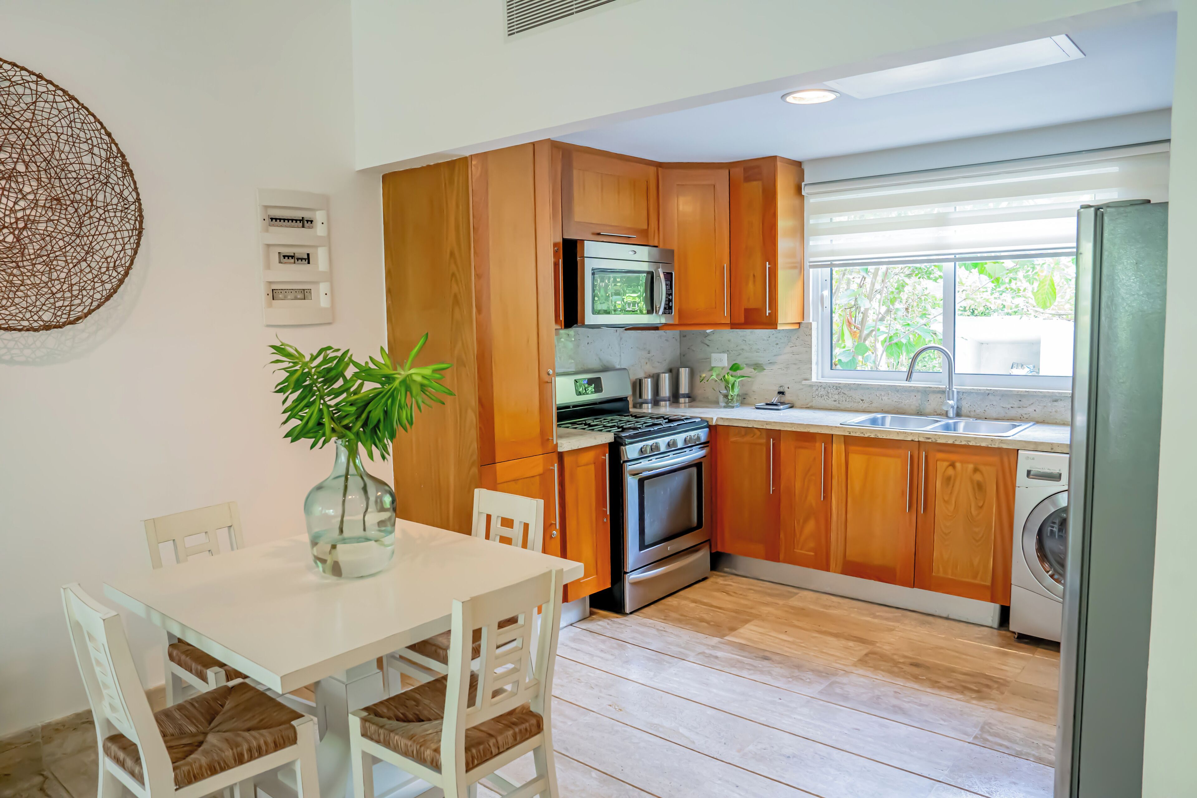 deluxe apartment, 1 king bed, balcony | private kitchen | full-sized fridge, microwave, stovetop, dishwasher