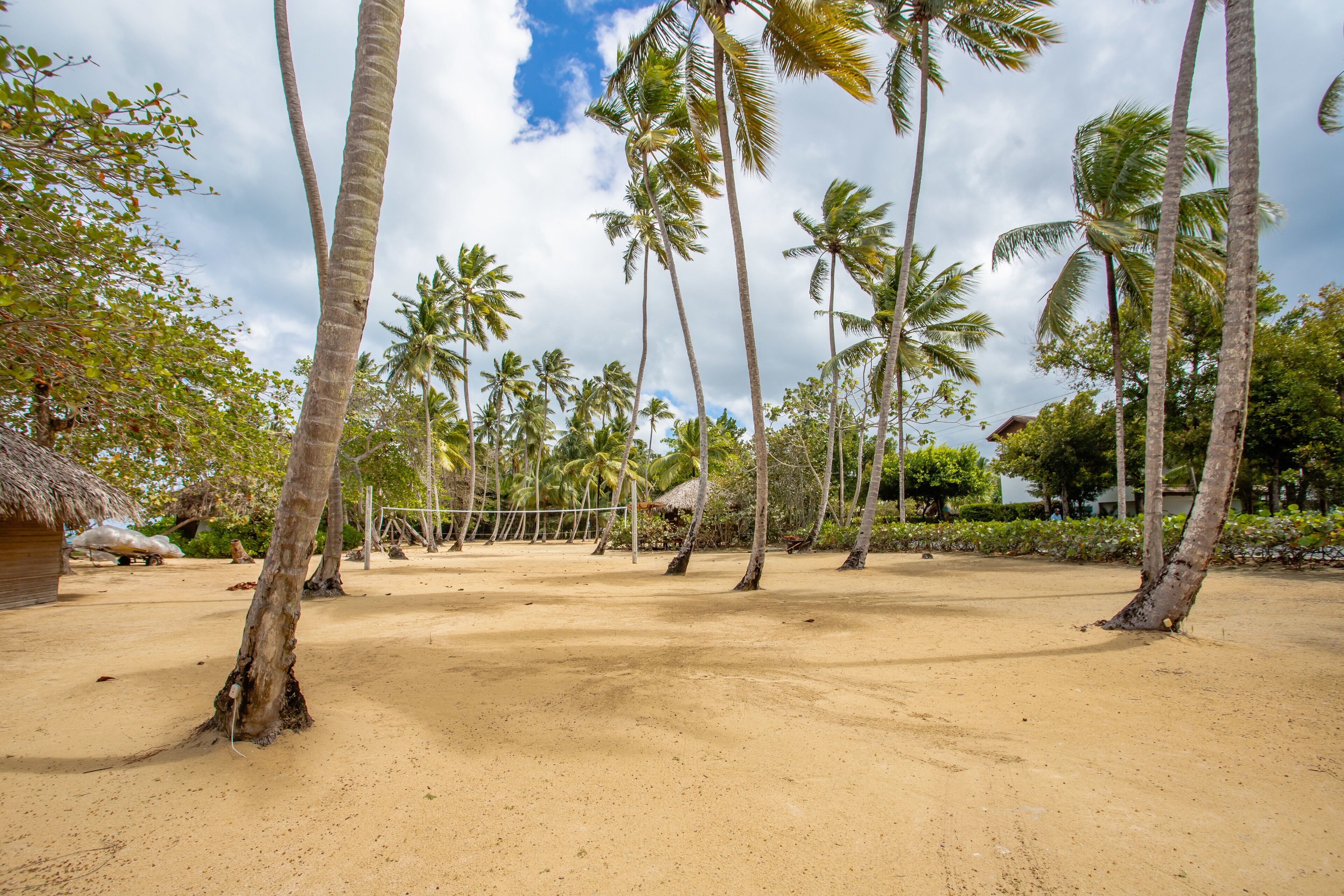 beach nearby, white sand, free beach cabanas, beach shuttle