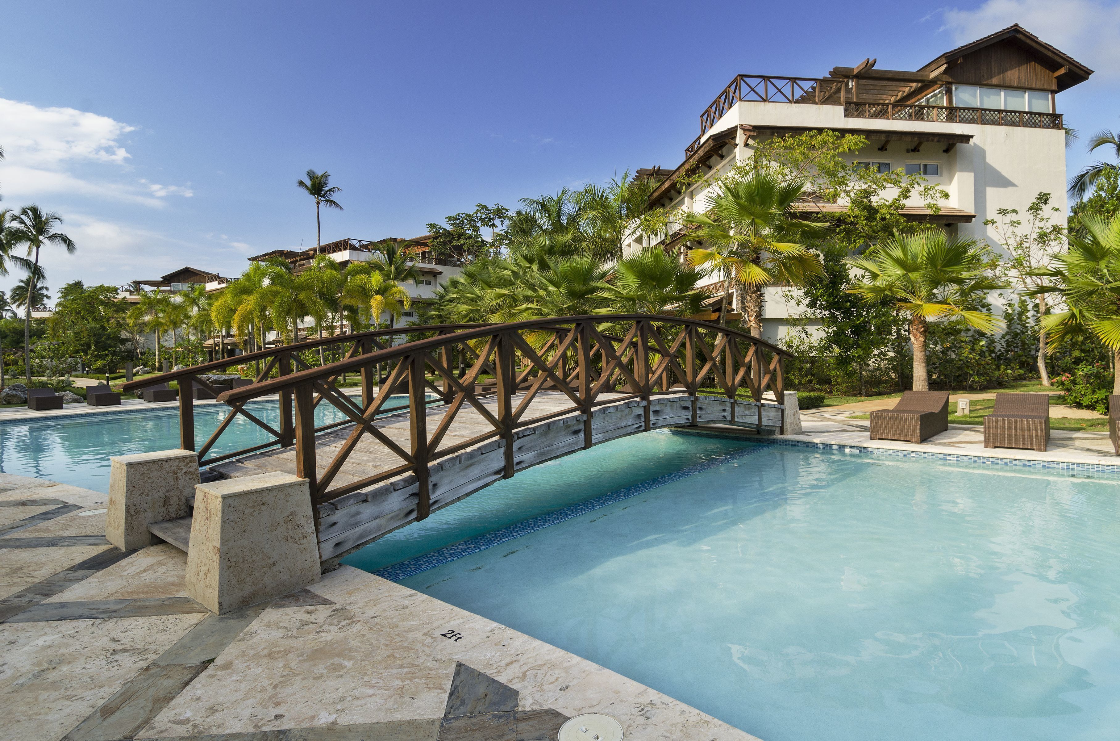 3 outdoor pools, pool loungers