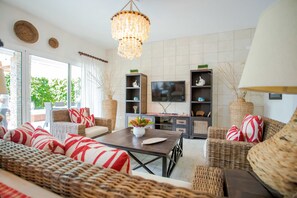 Deluxe Apartment, 2 Bedrooms, Balcony | Living area