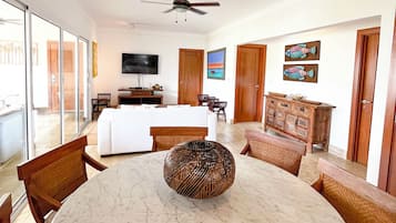 Deluxe-Apartment, 2 Schlafzimmer, Balkon | Essbereich im Zimmer