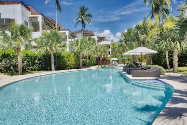 3 outdoor pools, pool loungers