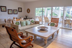 尊尚公寓, 3 間臥室, 露台 | 客廳 | 42 吋平面電視連有線電視頻道、電視、DVD 播放機