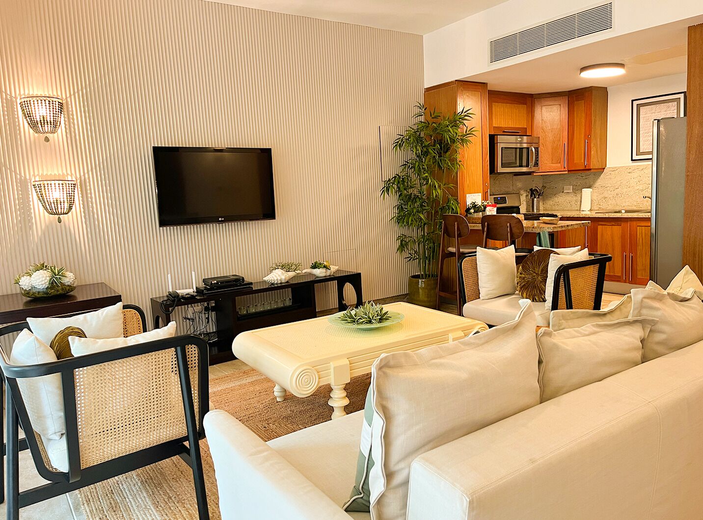 deluxe apartment, 1 king bed, balcony | living area | 42-inch flat-screen tv with cable channels, tv, dvd player