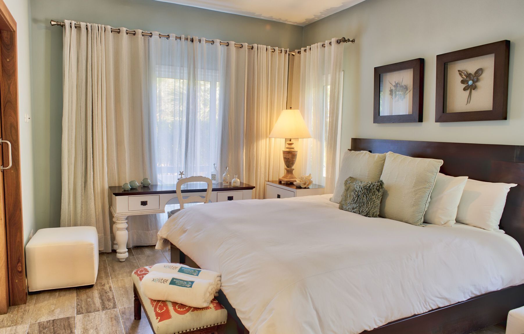 3 bedrooms, premium bedding, down comforters, pillowtop beds