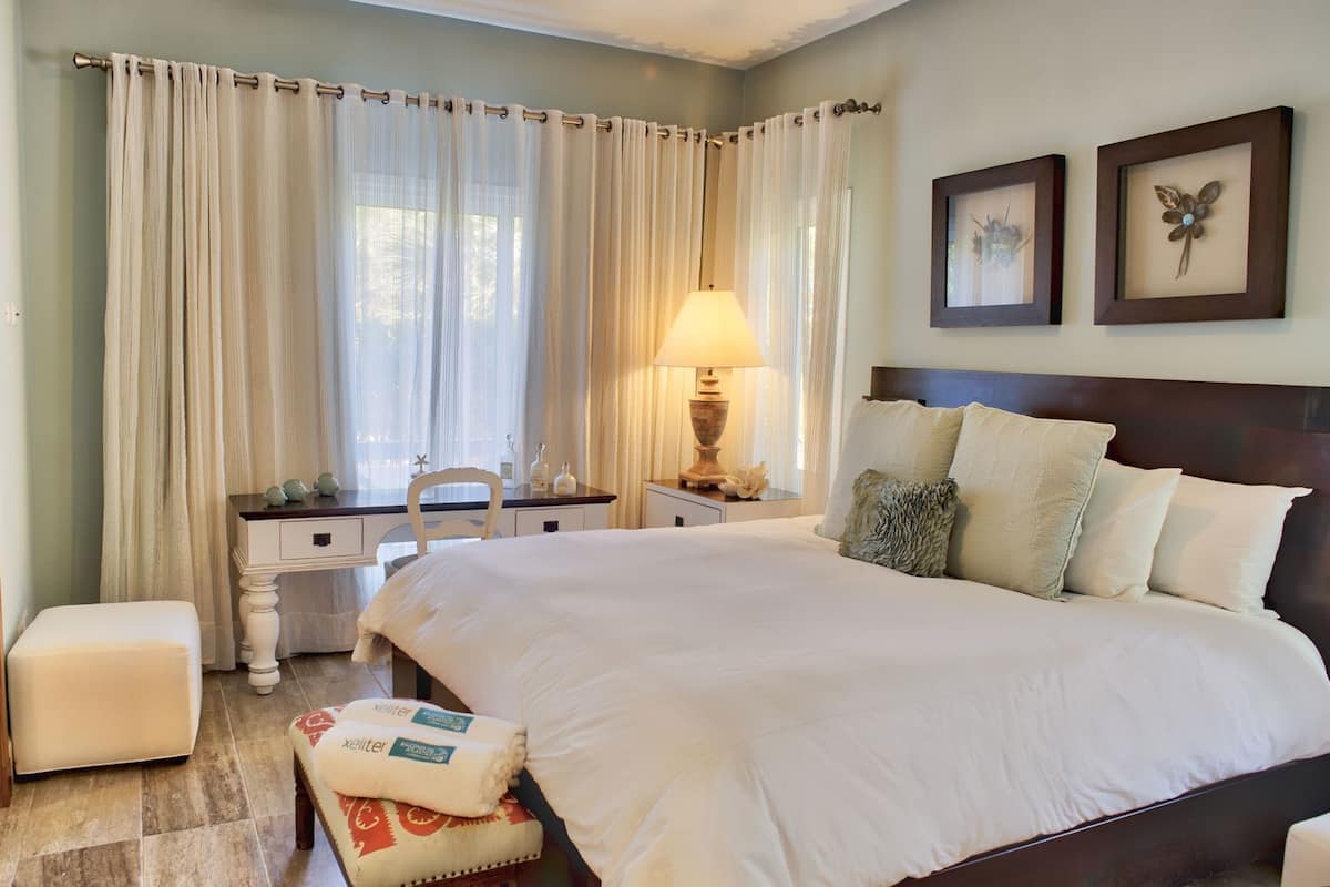 3 bedrooms, premium bedding, down comforters, pillowtop beds