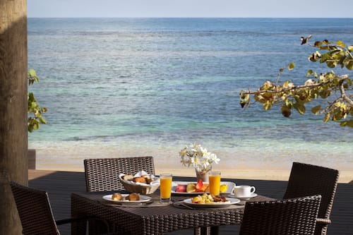 Se sirven comidas y cocina local e internacional; con vista a la playa