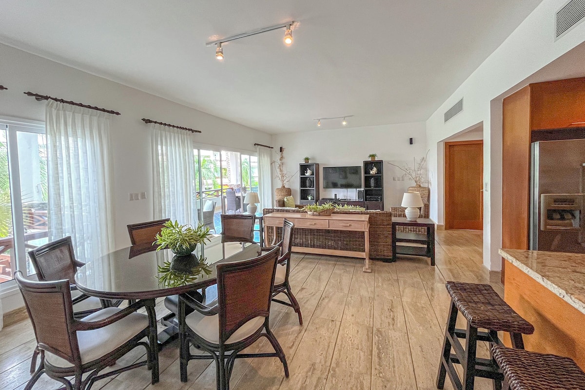 Departamento Deluxe, 2 habitaciones, balcón | Área de sala de estar | Televisión de pantalla plana, reproductor de DVD y futbolito