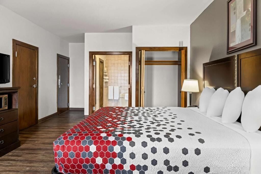 Executive Room, 1 King Bed, Non Smoking | Desk, laptop workspace, soundproofing, iron/ironing board