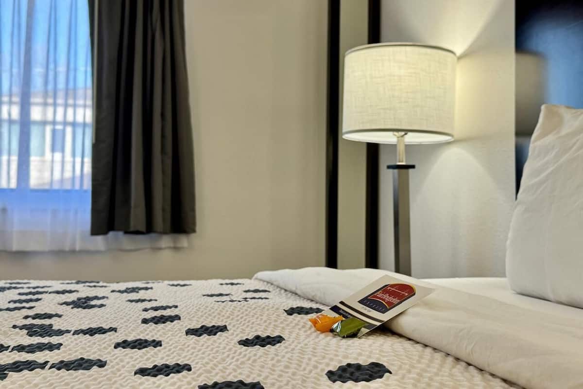 办公桌、笔记本电脑工作区、隔音、熨斗/熨衣板