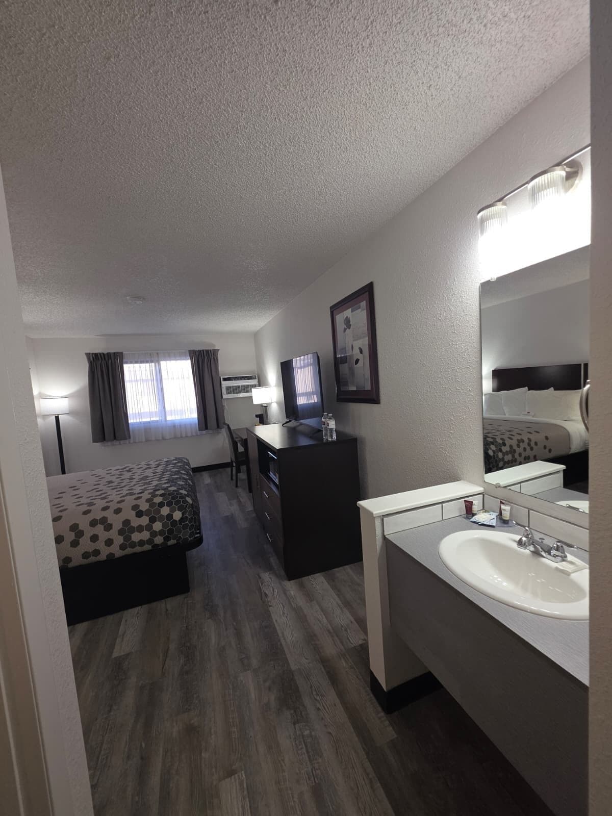 Deluxe Room, 1 Queen Bed, Non Smoking | Desk, laptop workspace, soundproofing, iron/ironing board