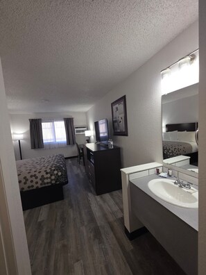 Deluxe Room, 1 Queen Bed, Non Smoking | Desk, laptop workspace, soundproofing, iron/ironing board - FairBridge Inn Express Billings Airport (Billings)
