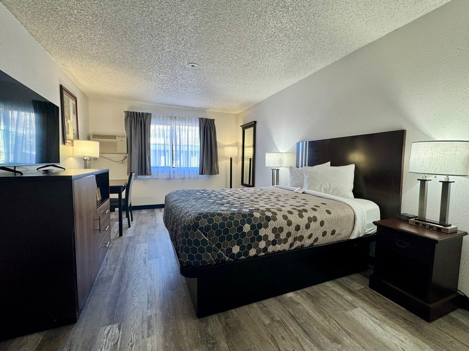 Phòng Deluxe, 1 giường cỡ queen, không hút thuốc | Bàn, khu vực làm việc phù hợp cho laptop, phòng cách âm 