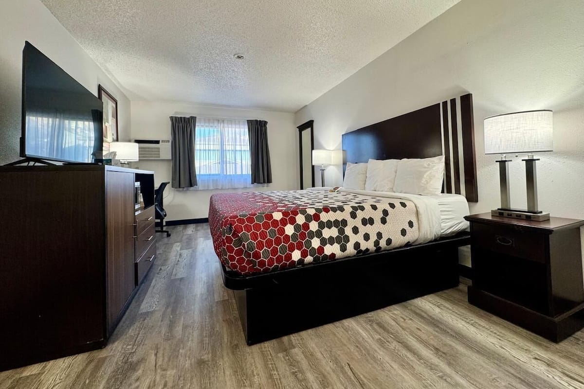 办公桌、笔记本电脑工作区、隔音、熨斗/熨衣板