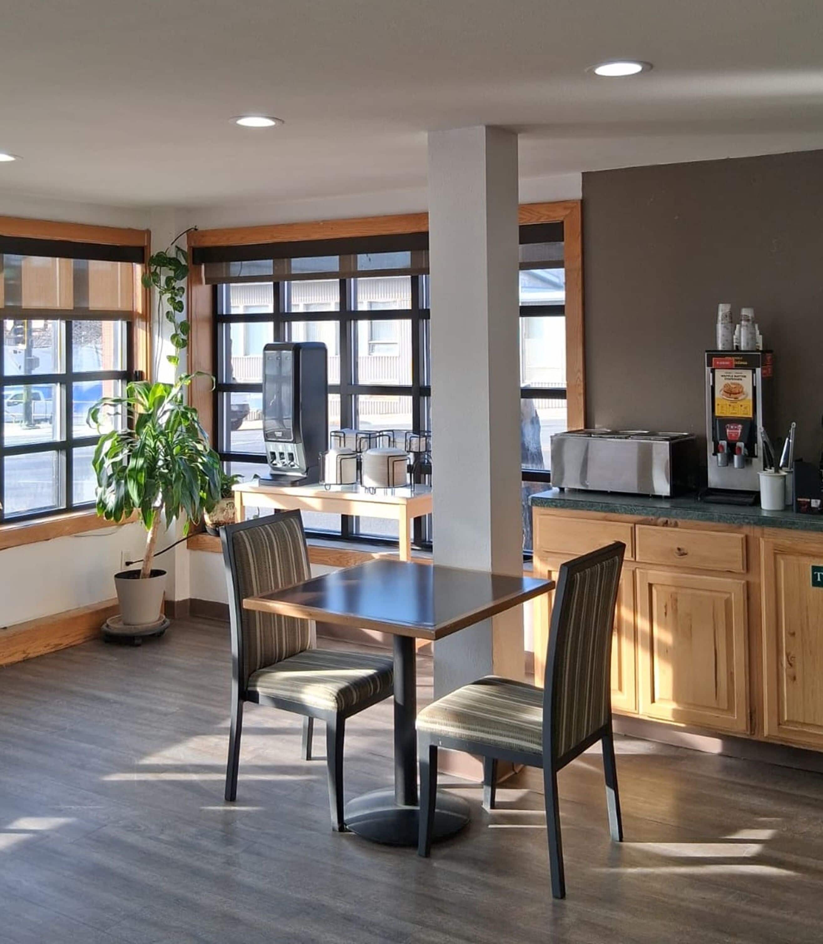 朝食 (コンチネンタル ブレックファスト 、無料)