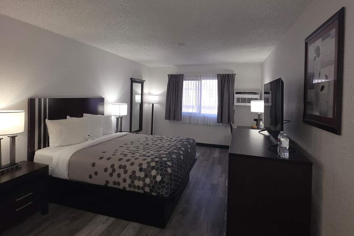 Deluxe Room, 1 Queen Bed, Non Smoking | Desk, laptop workspace, soundproofing, iron/ironing board