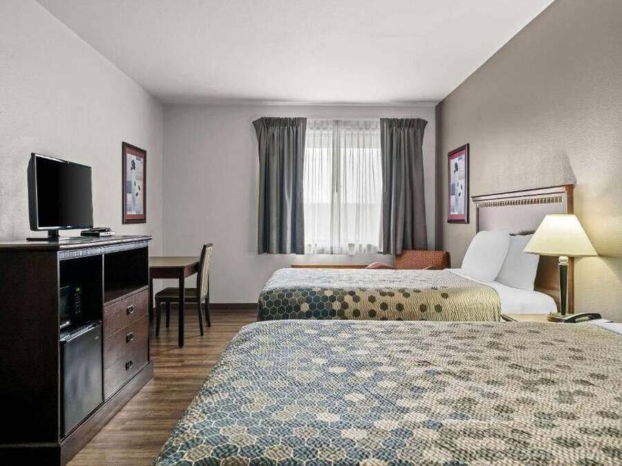 Escritorio y espacio para trabajar con un portátil