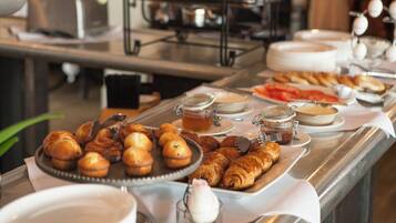 Free daily buffet breakfast