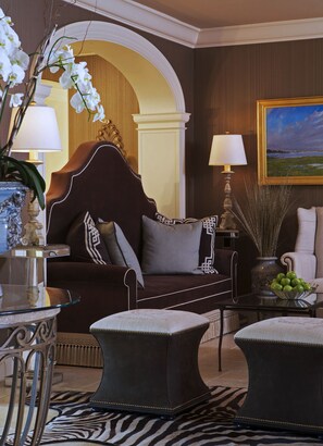 Lobby sitting area - Delamar Southport (Southport)