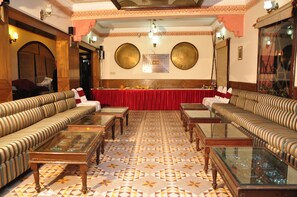 2 restaurantes, se sirve desayuno 