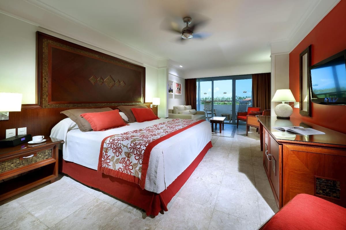 1 bedroom, premium bedding, free minibar, in-room safe