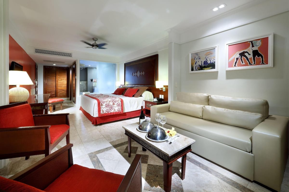 1 bedroom, premium bedding, free minibar, in-room safe