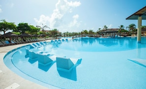 4 piscinas al aire libre, tumbonas