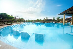 4 outdoor pools, pool loungers