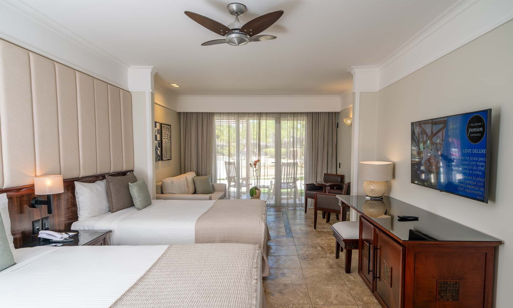 Junior Suite Pool Access | 高档床上用品、迷你吧（备有免费物品）、客房内保险箱、办公桌