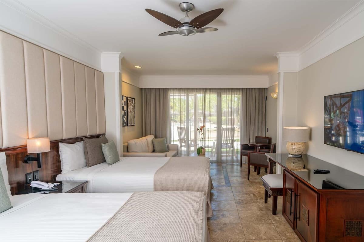 Junior Suite Pool Access | 1 間臥室、高級寢具、免費迷你吧、客房內保險箱