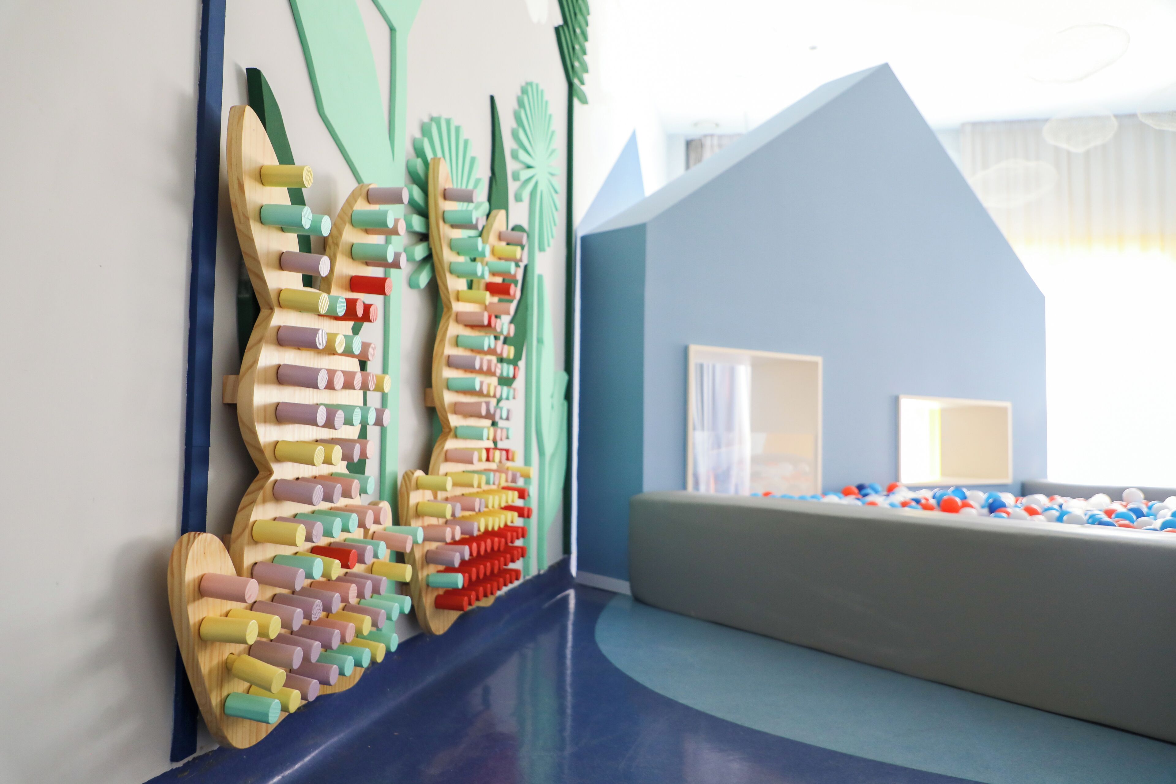 Een speelgedeelte voor kinderen met een glijbaan en kleurrijke houten constructies.