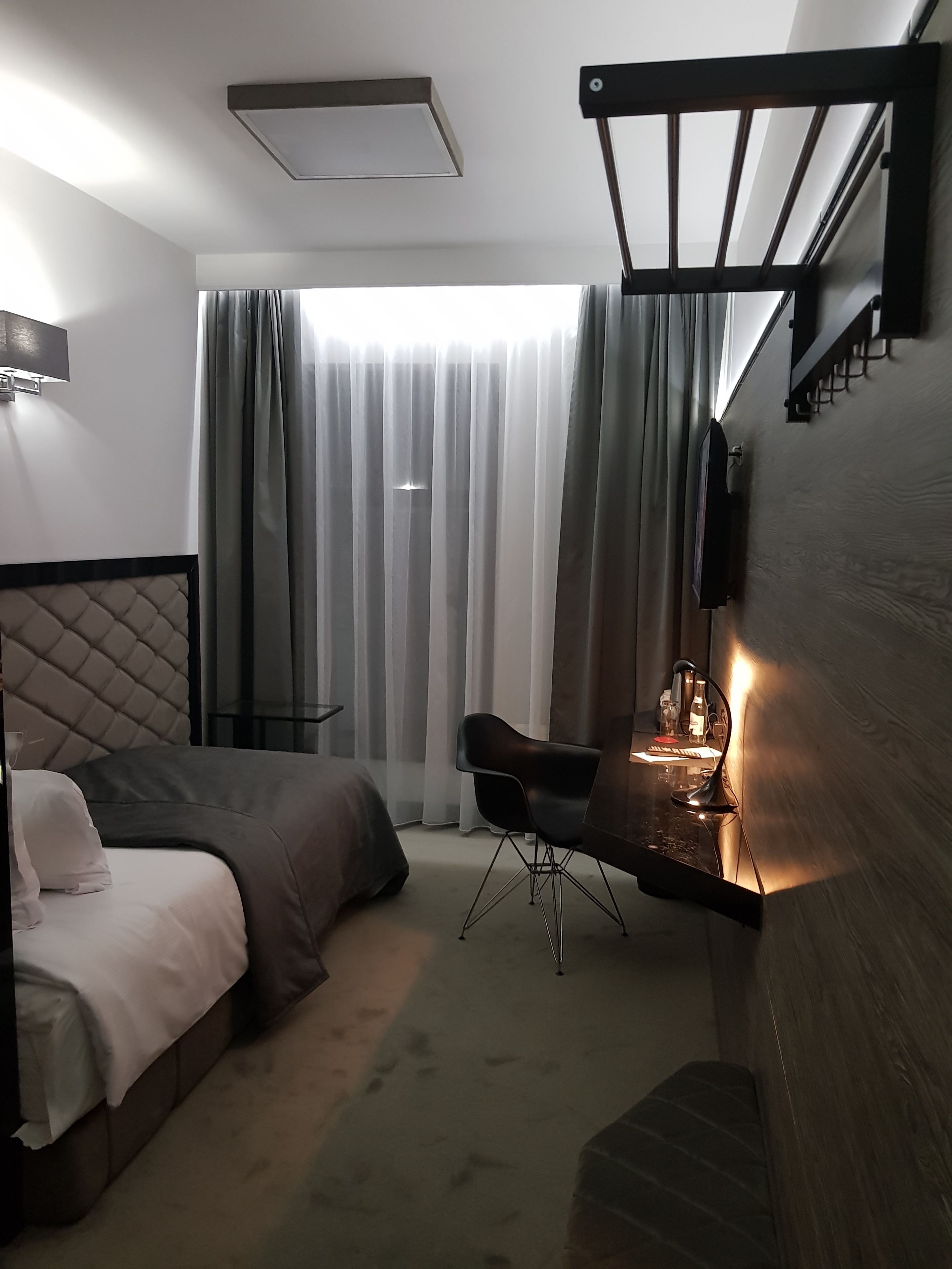 single room | premium bedding, pillow-top beds, in-room safe, iron/ironing board