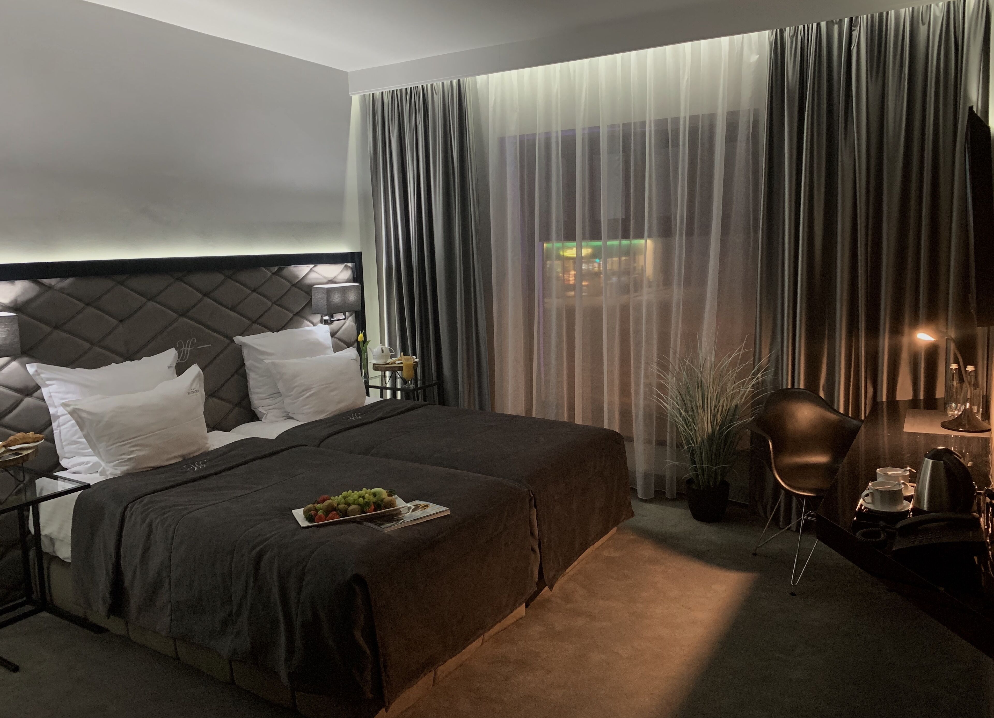 高级双人房或双床房 | 高档床上用品、加厚床垫、客房内保险箱、熨斗/熨板