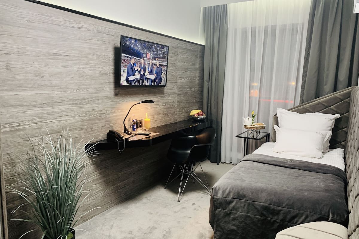 single room | premium bedding, pillow-top beds, in-room safe, iron/ironing board