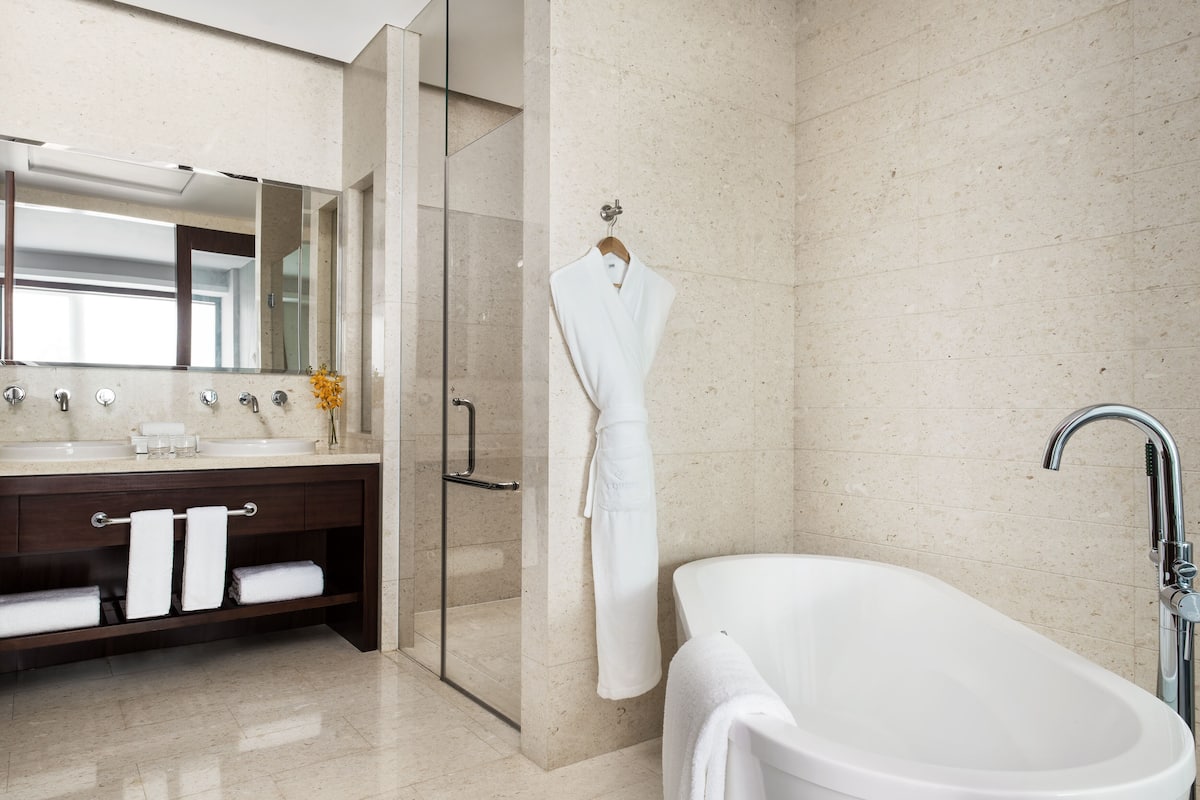 separate bathtub and shower, deep-soaking bathtub, rainfall showerhead