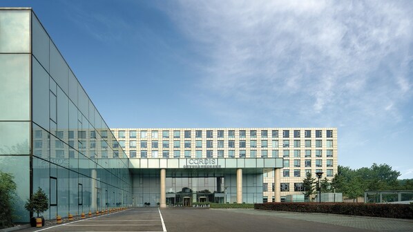 A modern building with a glass facade and a sign reading "CORDIS".