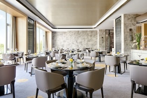 Bữa sáng buffet hàng ngày với phụ phí nhỏ