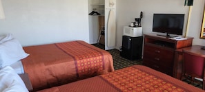Standardzimmer, 2 Queen-Betten, Nichtraucher | Schreibtisch, laptopgeeigneter Arbeitsplatz, Bügeleisen/Bügelbrett