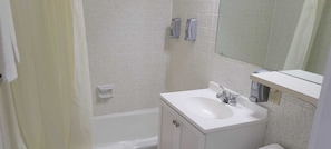 Ensemble douche/baignoire, sèche-cheveux, serviettes fournies