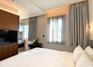 Premium bedding, down comforters, in-room safe, desk - Wanderlust by The Unlimited Collection (Singapore)